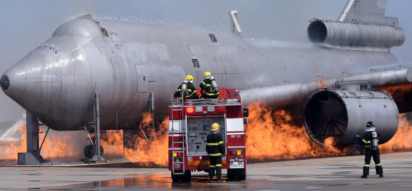 21일 인천국제공항 소방훈련장에서 항공기가 공항 인근 아파트에 추락한 사고를 가정한 합동훈련이 실시되고 있다. 2015. 5. 21. 박윤슬 seul@seoul.co.kr