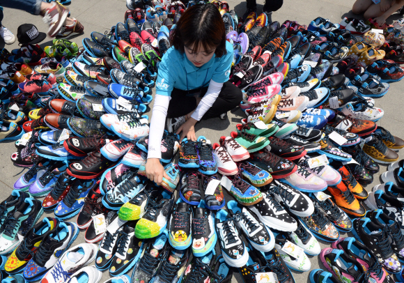 서울시립청소년문화교류센터가 21일 서울 광화문 광장에서 몽골 빈곤 청소년에게 전달될 운동화를 전시하고 있다. 관세청과 공동 주최한 이번 행사는 짝퉁제품으로 몰수 된 운동화 10.290점을 시민들이 그림을 그려 보내질 예정이다. 2015.5.21 도준석 pado@seoul.co.kr