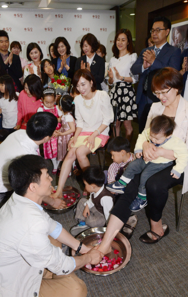 부부의 날인 21일 서울 강남구 역삼동 듀오 본사에서 열린 다둥이 가족 사랑의 세족식 행사에서 다둥이 가족들이 세족식을 진행하고 있다. 듀오는 부부의 날을 맞아 세 자녀 이상을 낳고 행복하게 사는 대한민국 잉꼬 부부를 뽑아 부부사랑 명예의 전당을 개최하고 사랑의 세족식 등 특별 이벤트를 진행했다. 2015.5.21 이종원 선임기자 jongwon@seoul.co.kr