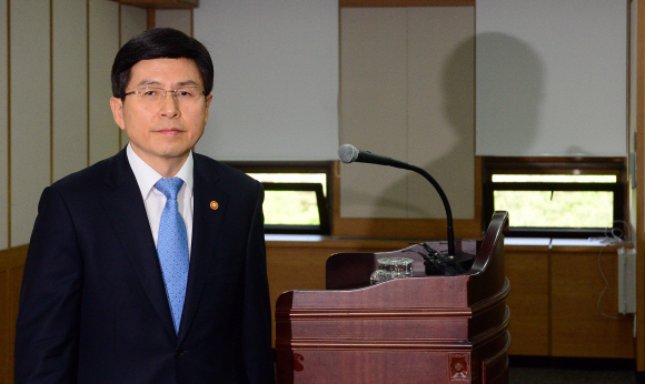 21일 정부과천청사에서 총리 후보로 내정된 황교안 법무부장관이 입장발표를 한 후 회견장을 나서고 있다. 2015. 5. 21 정연호 tpgod@seoul.co.kr