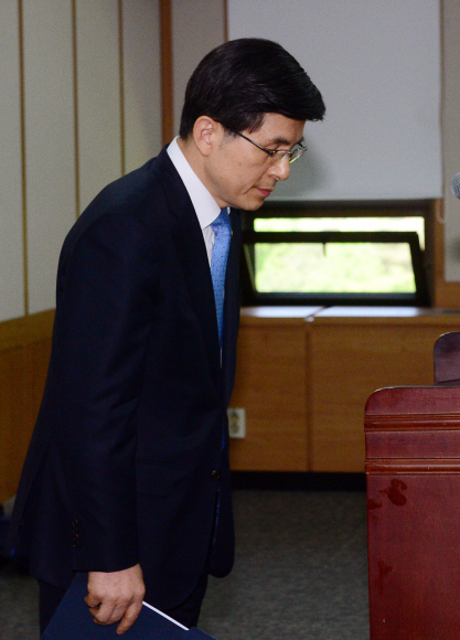 21일 정부과천청사에서 총리 후보로 내정된 황교안 법무부장관이 입장발표를 한 후 인사를 하고 있다. 2015. 5. 21 정연호 tpgod@seoul.co.kr