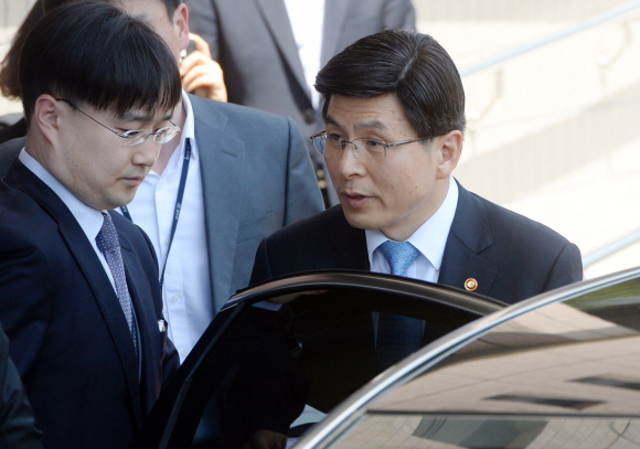 21일 정부과천청사에서 총리 후보로 내정된 황교안 법무부장관이 청사를 나서고 있다. 2015. 5. 21 정연호 tpgod@seoul.co.kr