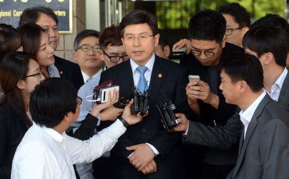 21일 정부과천청사에서 총리 후보로 내정된 황교안 법무부장관이 청사를 나서고 있다. 2015. 5. 21 정연호 tpgod@seoul.co.kr