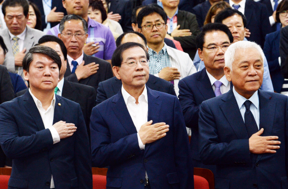 안철수의원 주최로 국회에서 ‘공정성장을 위한 남북경제협력’ 좌담회가 열렸다.안철수의원 박원순서울시장 김한길의원이 국민의례를 하고 있다. 2015.05.21 김명국전문기자 daunso@seoul.co.kr