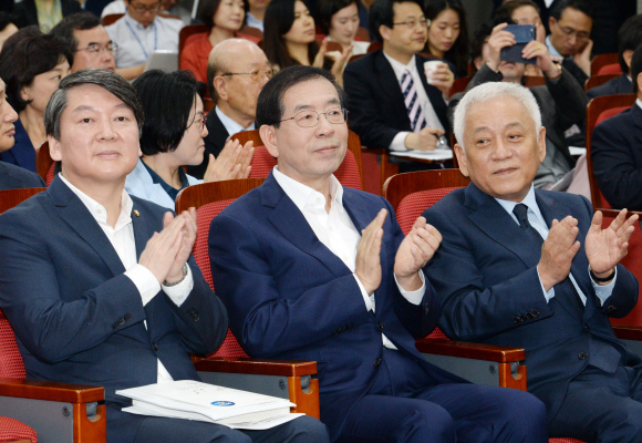 안철수의원 주최로 국회에서 ‘공정성장을 위한 남북경제협력’ 좌담회가 열렸다.안철수의원 박원순서울시장 김한길의원이 박수치고 있다.2015.05.21 김명국전문기자 daunso@seoul.co.kr