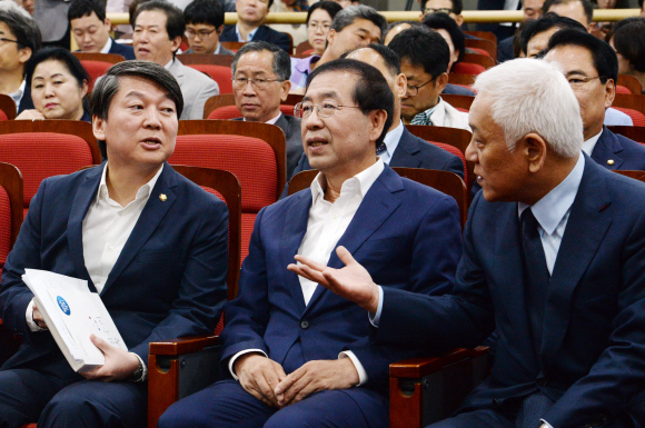 안철수의원 주최로 국회에서 ‘공정성장을 위한 남북경제협력’ 좌담회가 열렸다.안철수의원박원순서울시장 김한길의원이 대화를 하고 있다.2015.05.21 김명국전문기자 daunso@seoul.co.kr