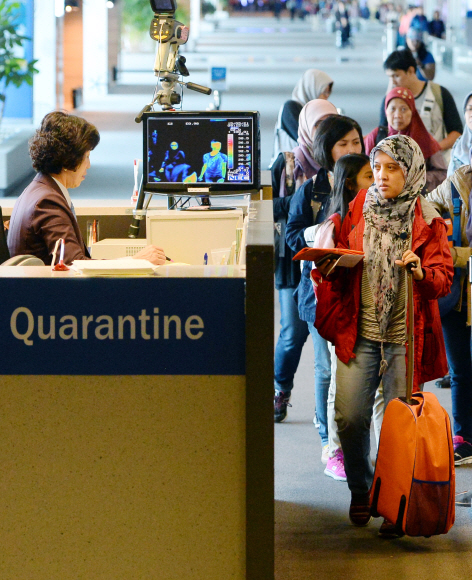 신종 바이러스인 중동호흡기증후군에 감염된 한국인 환자가 처음 확인되면서 중동지역 입국자 검역을 강화하기로 한 가운데 21일 인천국제공항 중동발 비행기 탑승 게이트에 설치된 열감지기를 여행자들이 통과하고 있다. 2015. 5. 21. 박윤슬 seul@seoul.co.kr