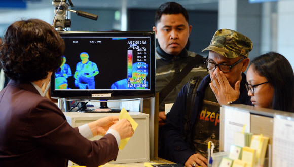 신종 바이러스인 중동호흡기증후군에 감염된 한국인 환자가 처음 확인되면서 중동지역 입국자 검역을 강화하기로 한 가운데 21일 인천국제공항 중동발 비행기 탑승 게이트에 설치된 열감지기를 여행자들이 통과하고 있다. 2015. 5. 21. 박윤슬 seul@seoul.co.kr