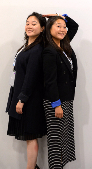 아나이스 보르디에(왼쪽), 서맨사 푸터먼 자매가 21일 서울디지털포럼 행사장에서 서로 키를 비교하며 즐거워하고 있다. 이언탁 기자 utl@seoul.co.kr