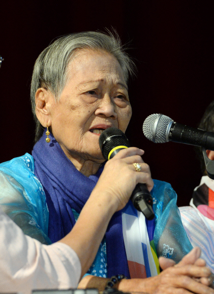 22일 서울 대방동 서울여성프라자에서 열린 제13차 일본군 위안부 문제 해결을 위한 아시아연대회의에 참가한 필리핀 위안부 에스테리타 바스바뇨 디 할머니가 당시 상황을 증언하고 있다. 2015.5.22 도준석 pado@seoul.co.kr