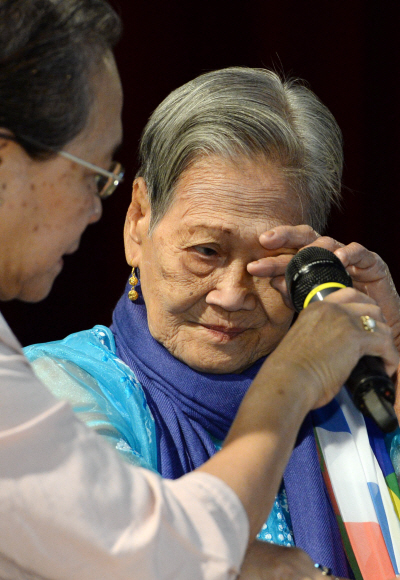22일 서울 대방동 서울여성프라자에서 열린 제13차 일본군 위안부 문제 해결을 위한 아시아연대회의에 참가한 필리핀 위안부 에스테리타 바스바뇨 디 할머니들이 당시 상황을 증언하다 눈물을 흘리고 있다. 2015.5.22 도준석 pado@seoul.co.kr