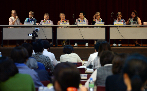22일 서울 대방동 서울여성프라자에서 열린 제13차 일본군 위안부 문제 해결을 위한 아시아연대회의에 참가한 한국, 필리핀 위안부 할머니들이 당시 상황을 증언하고 있다. 2015.5.22 도준석 pado@seoul.co.kr