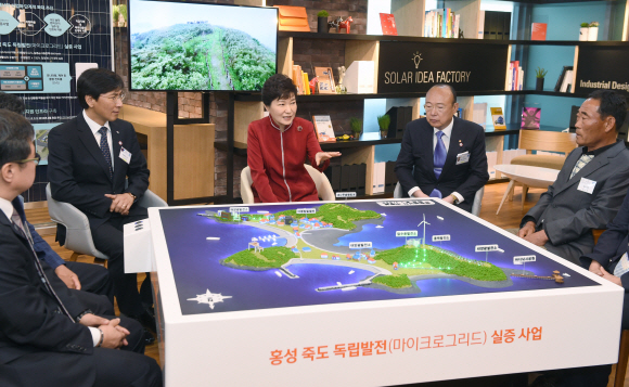 박근혜 대통령이 22일 충남 천안시 테크노파크에서 열린 충남창조경제 혁신센터 출범식에서 홍성 죽도의 클린에너지 실증사업에 대해 얘기를 나누고 있다.왼쪽은 안희정 충남지사 오른쪽은 김승연 한화그룹 회장 2015. 05. 22 안주영 jya@seoul.co.kr