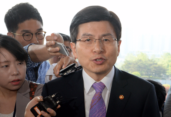 국무총리로 내정된 황교안 법무부 장관이 22일 오전 정부과천청사로 출근하고 있다. 2015.5.22 이종원 선임기자 jongwon@seoul.co.kr