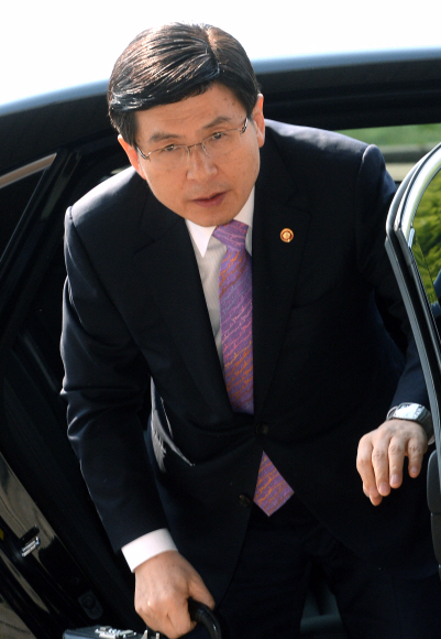 국무총리로 내정된 황교안 법무부 장관이 22일 오전 정부과천청사로 출근하고 있다. 2015.5.22 이종원 선임기자 jongwon@seoul.co.kr