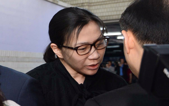 ‘땅콩회항’ 사건으로 기소돼 1심에서 실형을 선고받은 조현아 전 대한항공 부사장이 22일 서울 서초동 서울고등법원에서 열린 항소심 선고공판에서 집행유예를 선고받은 뒤 석방되며 취재진의 질문에 고개를 숙이고 있다. 서울고법 형사6부는 항공보안법 위반, 업무방해 등 혐의로 기소된 조 전부사장에 대해 22일 징역 1년을 선고한 원심을 깨고 징역 10월에 집행유예 2년을 선고했다. 2015.5.22 이종원 선임기자 jongwon@seoul.co.kr