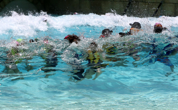 ’더위를 피해서’