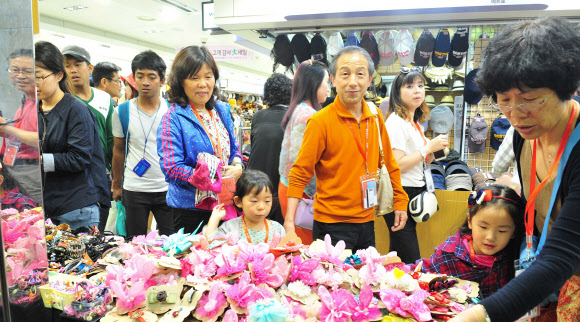 부평지하상가서 중국인 관광객 700명 단체 쇼핑