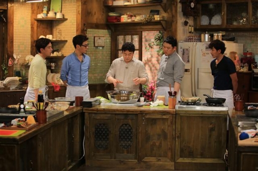tvN ‘집밥 백선생’ 속 손때 묻은 주방은 미술감독이 손수 만든 것이다. <br>tvN 제공