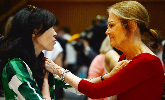 노벨평화상 수상자인 북아일랜드의 메어리드 매과이어와 라이베리아 출신 노벨평화상 수상자인 리마 보위회의 등 위민크로스DMZ 대표단과 참석자들이 25일 서울시청 다목적홀에서 열린 ‘2015 국제여성평화회의’ 개회 퍼포먼스로 서로 손을 잡고 상대방의 마음을 이해하는 시간을 갖고 있다. 2015. 5. 25. 박윤슬 seul@seoul.co.kr