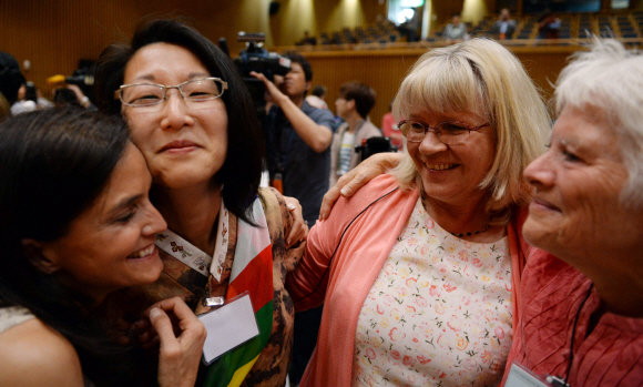 노벨평화상 수상자인 북아일랜드의 메어리드 매과이어와 라이베리아 출신 노벨평화상 수상자인 리마 보위회의 등 위민크로스DMZ 대표단과 참석자들이 25일 서울시청 다목적홀에서 열린 ‘2015 국제여성평화회의’ 개회 퍼포먼스로 서로 손을 잡고 상대방의 마음을 이해하는 시간을 갖고 있다. 2015. 5. 25. 박윤슬 seul@seoul.co.kr