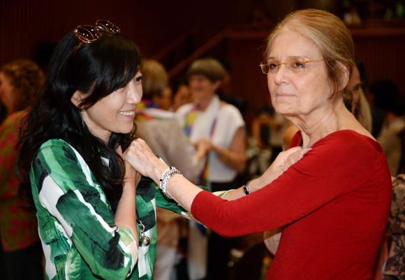 노벨평화상 수상자인 북아일랜드의 메어리드 매과이어와 라이베리아 출신 노벨평화상 수상자인 리마 보위회의 등 위민크로스DMZ 대표단과 참석자들이 25일 서울시청 다목적홀에서 열린 ‘2015 국제여성평화회의’ 개회 퍼포먼스로 서로 손을 잡고 상대방의 마음을 이해하는 시간을 갖고 있다. 2015. 5. 25. 박윤슬 seul@seoul.co.kr