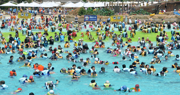 연일 뜨거운 햇살이 내리쬐는 가운데 연휴 마지막날인 25일 경기도 용인 에버랜드 캐리비안베이에서 시민들이 물놀이를 즐기며 더위를 식히고 있다. 2015. 5. 25 손형준 boltagoo@seoul.co.kr