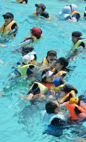 연일 뜨거운 햇살이 내리쬐는 가운데 연휴 마지막날인 25일 경기도 용인 에버랜드 캐리비안베이에서 시민들이 물놀이를 즐기며 더위를 식히고 있다. 2015. 5. 25 손형준 boltagoo@seoul.co.kr