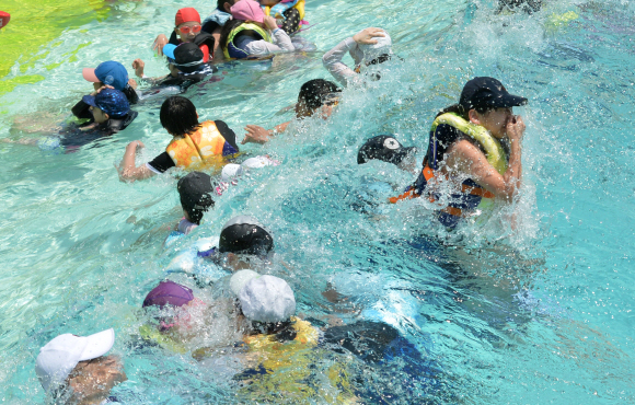 연일 뜨거운 햇살이 내리쬐는 가운데 연휴 마지막날인 25일 경기도 용인 에버랜드 캐리비안베이에서 시민들이 물놀이를 즐기며 더위를 식히고 있다. 2015. 5. 25 손형준 boltagoo@seoul.co.kr