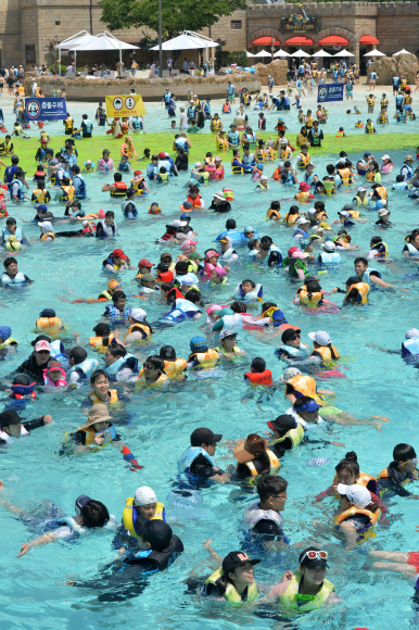 연일 뜨거운 햇살이 내리쬐는 가운데 연휴 마지막날인 25일 경기도 용인 에버랜드 캐리비안베이에서 시민들이 물놀이를 즐기며 더위를 식히고 있다. 2015. 5. 25 손형준 boltagoo@seoul.co.kr