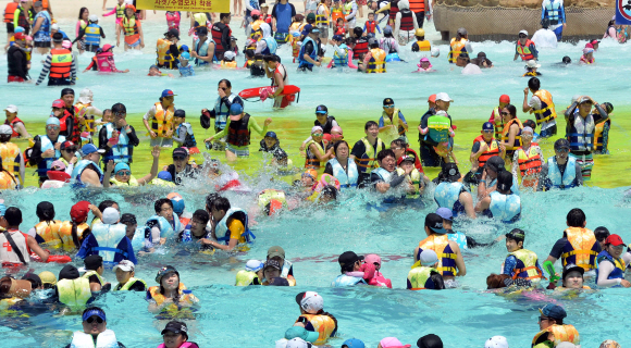 연일 뜨거운 햇살이 내리쬐는 가운데 연휴 마지막날인 25일 경기도 용인 에버랜드 캐리비안베이에서 시민들이 물놀이를 즐기며 더위를 식히고 있다. 2015. 5. 25 손형준 boltagoo@seoul.co.kr
