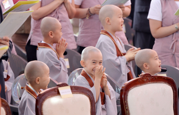 동자승들이 25일 서울 견지동 조계사에서 열린 불기2559년 부처님 오신날 법요식에 참석해 장난스런 표정을 짓고 있다.2015.5.25 박지환 popocar@seoul.co.kr