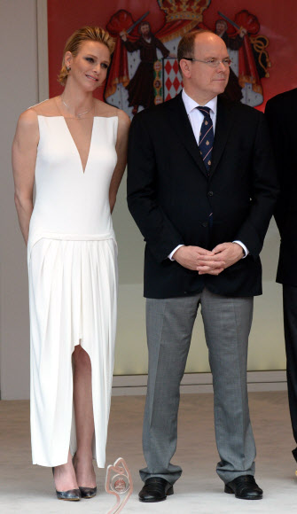 모나코의 알버트 국왕 2세와 그의 아내 샤를린 여왕이 24일(현지시간) ‘2015 F1 모나코 그랑프리’에 참석했다. ⓒ AFPBBNews=News1