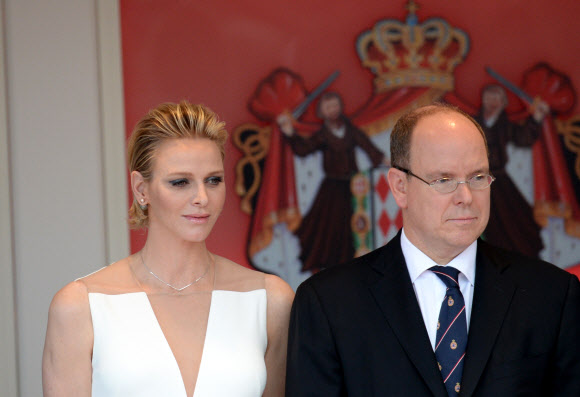 모나코의 알버트 국왕 2세와 그의 아내 샤를린 여왕이 24일(현지시간) ‘2015 F1 모나코 그랑프리’에 참석해 미소를 짓고 있다.  ⓒ AFPBBNews=News1