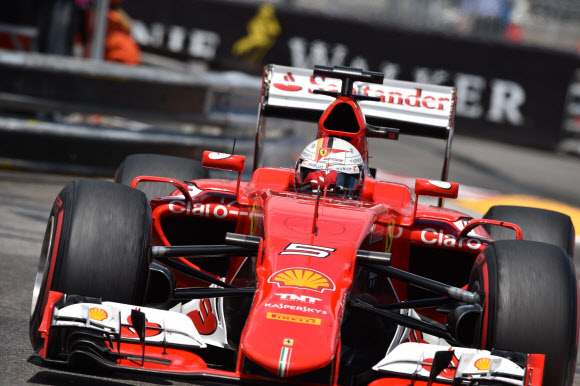 24일(현지시간) ‘2015 F1 모나코 그랑프리’에 참가한 독일 출신 카레이서 세바스찬 베텔(28·스쿠데리아 페라리)이 카레이싱을 펼치고 있다. ⓒ AFPBBNews=News1
