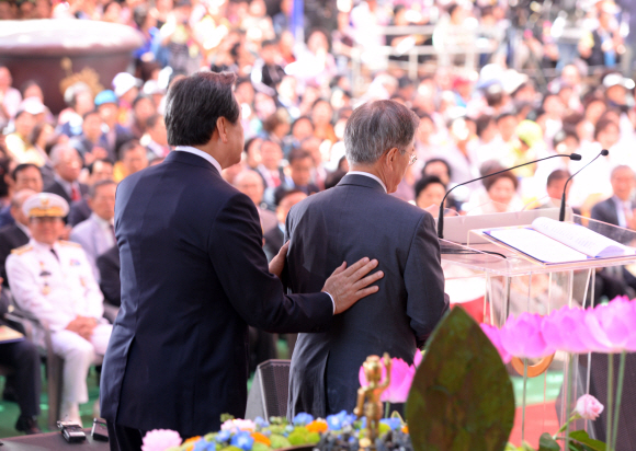 새누리당 김무성 대표와 새정치민주연합 문재인 대표가 5일 서울 견지동 조계사에서 열린 불기2559년 부처님 오신날 법요식에 참석해 관불단에 헌화한 뒤 자리로 향하고 있다.2015.5.25 박지환 popocar@seoul.co.kr