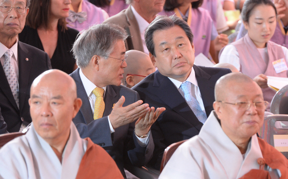 새누리당 김무성 대표와 새정치민주연합 문재인 대표가 5일 서울 견지동 조계사에서 열린 불기2559년 부처님 오신날 법요식에 참석해 얘기를 나누고 있다.2015.5.25 박지환 popocar@seoul.co.kr