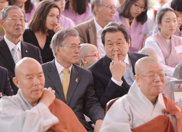 새누리당 김무성 대표와 새정치민주연합 문재인 대표가 5일 서울 견지동 조계사에서 열린 불기2559년 부처님 오신날 법요식에 참석해 얘기를 나누고 있다.2015.5.25 박지환 popocar@seoul.co.kr