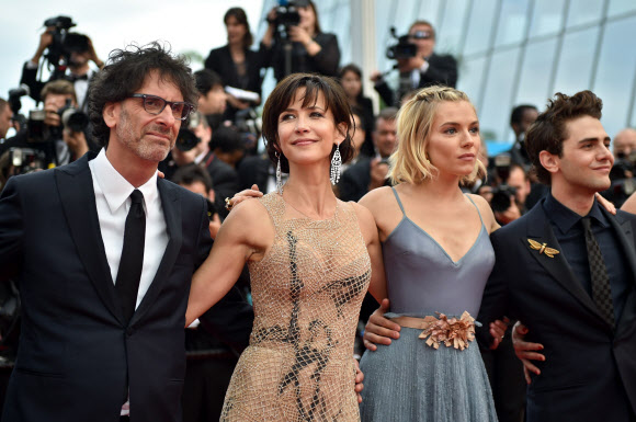 프랑스 출신 여배우 소피 마르소(왼쪽에서 두번째)가 24일(현지시간) 제68회 칸영화제 폐막식에 참석해 포즈를 취하고 있다. ⓒ AFPBBNews=News1