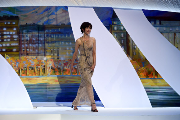 프랑스 출신 여배우 소피 마르소가 24일(현지시간) 제68회 칸영화제 폐막식 무대에 올라서고 있다. ⓒ AFPBBNews=News1