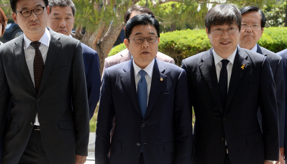 새정치민주연합 전병헌 친박대책위원 위원장 등 의원들이 ’이완구, 홍준표 봐주기 수사 규탄 및 친박실세 6인방 엄중수사’를 촉구하며 26일 서울 서초구 대검찰청을 항의 방문 하고 있다. 2015.05.26 이종원 선임기자 jongwon@seoul.co.kr