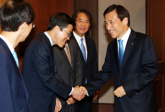 이주열 한국은행 총재가 26일 오전 서울 한국은행에서 열린 경제동향간담회에서 참석자들과 인사를 나누고 있다. 2015.5.26/ 연합뉴스