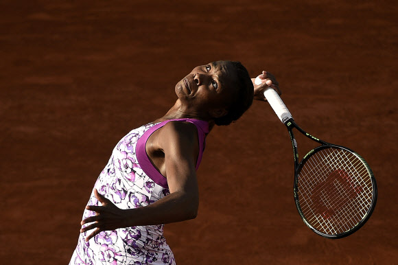 25일(현지시간) 비너스 윌리엄스(35·미국)가 ‘2015 프랑스오픈’에 출전해 미국의 슬론 스티븐스를 상대로 경기를 펼쳤다. ⓒ AFPBBNews=News1