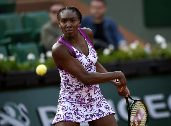 25일(현지시간) 비너스 윌리엄스(35·미국)가 ‘2015 프랑스오픈’에 출전해 미국의 슬론 스티븐스를 상대로 경기를 펼쳤다. ⓒ AFPBBNews=News1