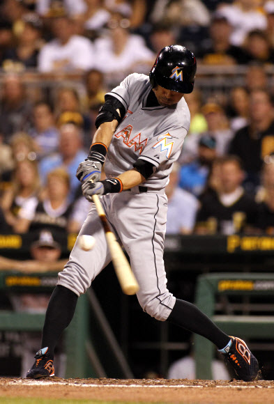 25일(현지시간) 미국 펜실베니아 PNC 파크에서 열린 피츠버그 파이어리츠와의 경기에 출전한 스즈키 이치로(42·마이애미 말린스)가 야구 방망이를 휘두르고 있다. ⓒ AFPBBNews=News1