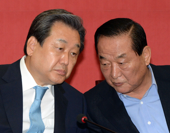 27일 오전 국회에서 새누리당 최고중진연석회의가 열렸다. 김무성대표와 서청원최고위원이 대화를 하고 있다. 2015.5.27 김명국전문기자 daunso@seoul.co.kr