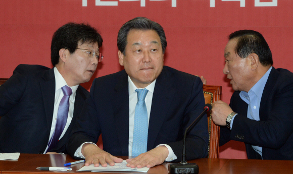 27일 오전 국회에서 새누리당 최고중진연석회의가 열렸다. 유승민원내대표와 서청원최고위원이 대화를 하고 있다. 2015.5.27 김명국전문기자 daunso@seoul.co.kr