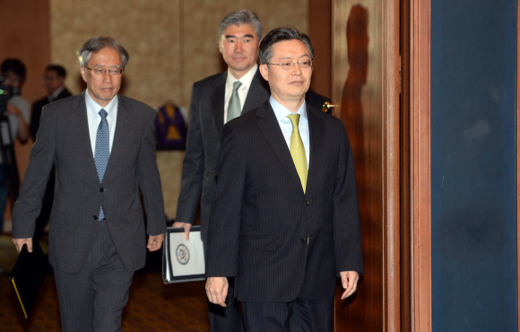 27일 서울 소공동 롯데호텔에서 한미일 6자회담 수석대표들이 회담장으로 이동하고 있다. 2015. 5. 27 정연호 tpgod@seoul.co.kr