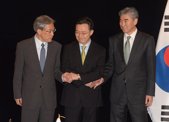 27일 서울 소공동 롯데호텔에서 한미일 6자회담 수석대표들이 회담 전 포즈를 취한 후 자리로 이동하고 있다. 2015. 5. 27 정연호 tpgod@seoul.co.kr