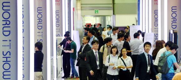 27일 서울 삼성동 코엑스에서 열린 국내 최대 IT 전시회 ‘월드 IT 쇼(World IT Show: WIS) 2015’가 시민들로 북적이고 있다. 2015. 5. 27. 박윤슬 seul@seoul.co.kr